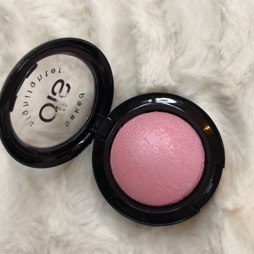 AVAILABLE IN MYSTERY BOX ~ Baked Highlighter